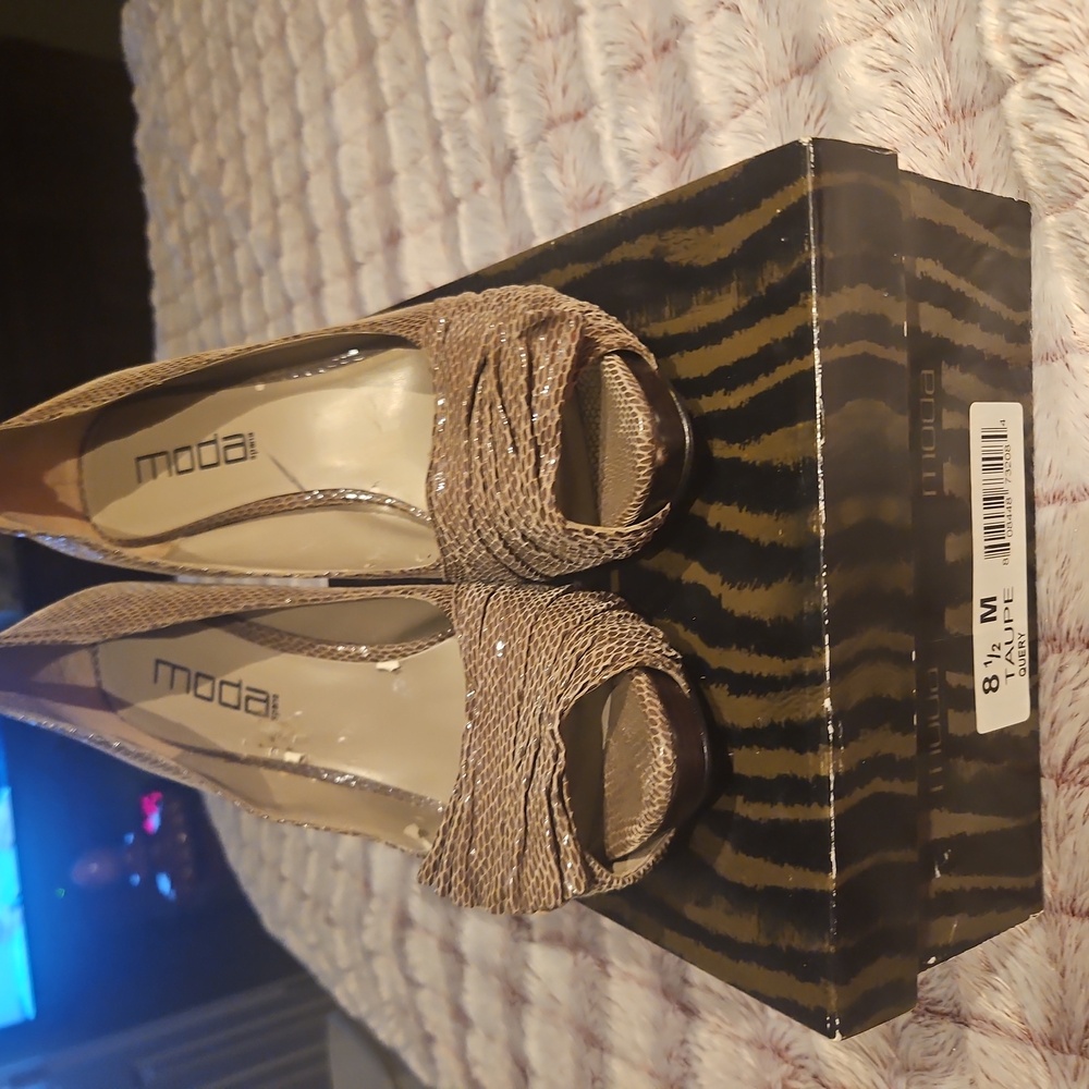 Moda. 8 1/2 . Taupe Peep Toe Pump.
